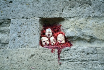 Жуткая инсталляция появилась в стене Николаевского судостроительного завода - окровавленные головы детей