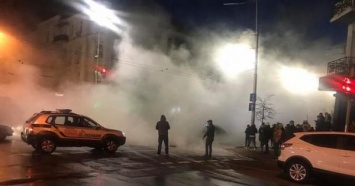В центре Киева прорвало трубу с кипятком, под землю ушло авто с людьми (ВИДЕО)