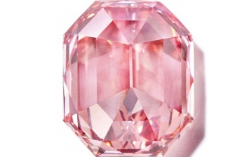 Редкий розовый бриллиант продали на аукционе за $50 миллионов
