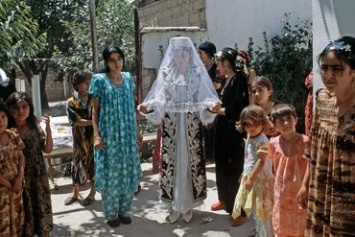 ООН советует Таджикистану отменить проверку невест на девственность