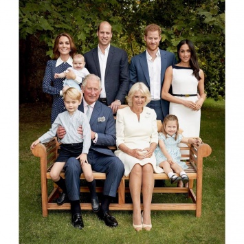 В честь 70-летия принца Чарльза опубликовали семейные фото без королевы Елизаветы II