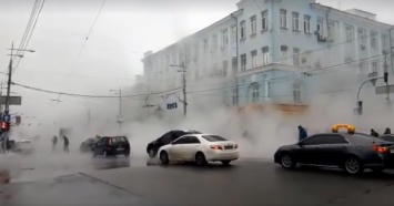 Тротуар в кипятке и пробки: в центре Киева второй раз за неделю прорвало трубу