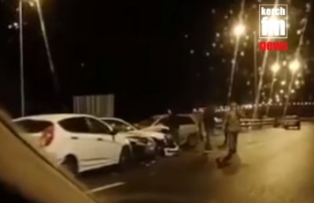 Бросали авто и шли пешком: на Керченском мосту авто попали в ледяную ''ловушку''