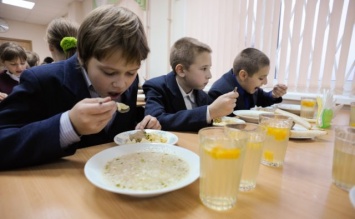 Скандал в школе Киева: детей заставили есть суп с червями, подробности и фото