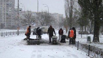 В "Киевавтодоре" заявили, что не укладывали асфальт в снегопад