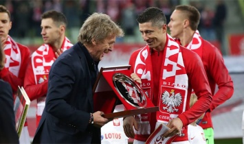 Левандовски награжден призом за 100 матчей в составе сборной Польши