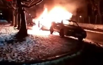 В Киеве случайный прохожий спас от пожара чужое авто