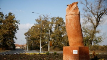 В Сербии установили памятник сове, который многим напоминает мужской половой орган