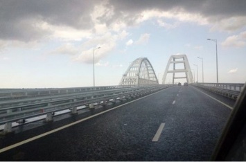 На Крымском мосту водители устроили «ледовое побоище»: ФОТО, ВИДЕО масштабного коллапса