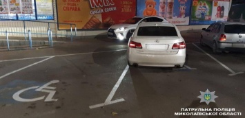 В Николаеве патрульные штрафуют водителей за парковку на местах для инвалидов