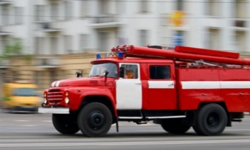 Ехали на вызов: В Шевченковском районе столицы пожарная машина провалилась под асфальт (видео)