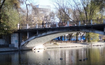 В Днепре хотят отремонтировать мост в парке Глобы