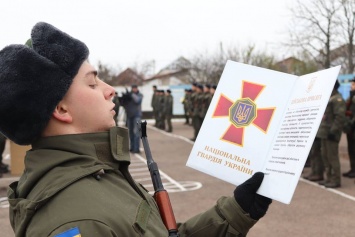 В Николаевском полку Нацгвардии на верность украинскому народу присягнули молодые бойцы