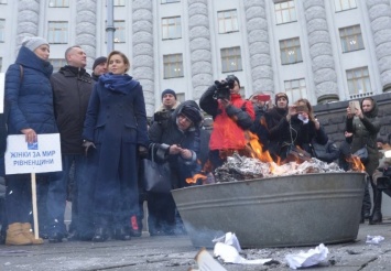 Матери со всех областей Украины под стенами Кабмина в знак протеста сожгли квитанции за оплату услуг ЖКХ