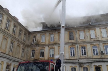 Во Львове загорелось здание областной больницы, персонал и больных эвакуировали