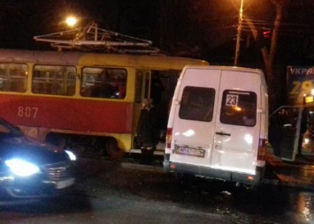 В Запорожье трамвай врезался в маршрутку, пятеро пострадавших. Фото, видео
