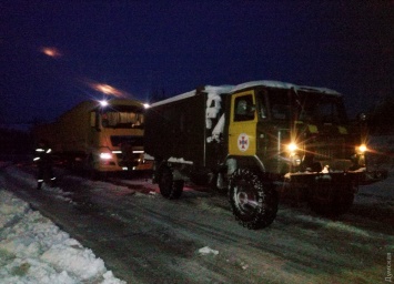 На трассе в Кодымском районе из снежного плена спасли три фуры