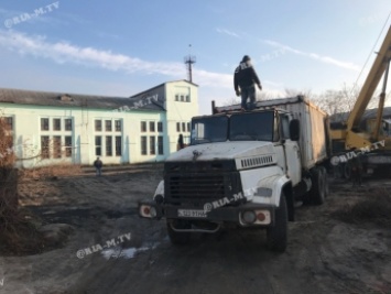 В Мелитополе в центре города строят универсальное спортивное поле (фото)