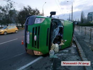 В центре Николаева перевернулся микроавтобус: пострадал пьяный водитель