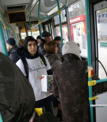 Керчан обеспокоили молодые люди, собирающие деньги в автобусах