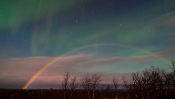"Исключительное явление": в Швеции сфотографировали лунную радугу и северное сияние одновременно