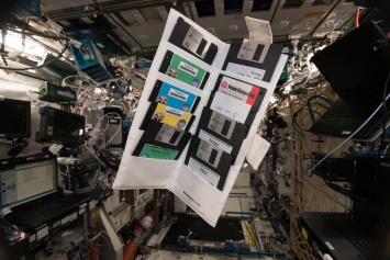 Немецкий астронавт нашел на МКС дискеты. Их почти 20 лет назад оставил первый экипаж станции