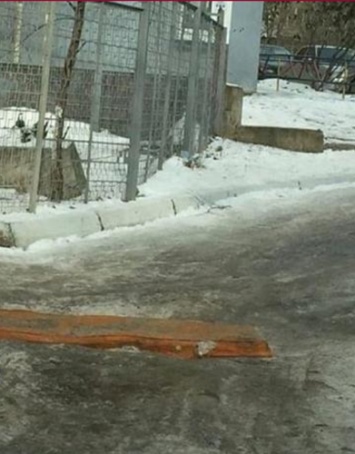 Ростовское ноу-хау: Дорожные ямы латают матрасами
