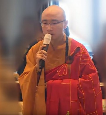 Известного буддийского монаха застали за гей-оргией в храме