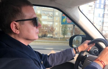 Самый лучший папа: Юрий Горбунов учит маленького сына водить машину