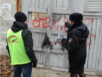 Полицейские и общественники закрасили рекламу наркотиков на зданиях Симферополя