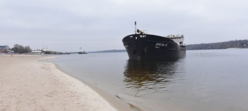 Из севшего на мель в Запорожье сухогруза откачали воду