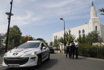 В Париже нелегальный мигрант выпрыгнул с четвертого этажа суда, в котором решалась его судьба