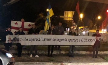 Где Лавров - там война: Украины в Португалии с плакатами встретили главу МИД РФ