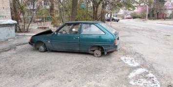 В Мелитополе возле многоэтажки неизвестные разобрали автомобиль