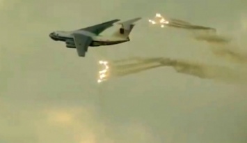 Вылет из Мелитополя Ил-76 с отстрелом ЛТЦ показали в сети (видео)