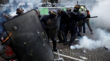Москва и Донецк троллят Запад «онижедетьми», которых лупит французская полиция