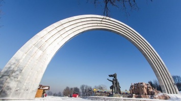 В Киеве треснула арка Дружбы народов, и это не случайность: детали и фото