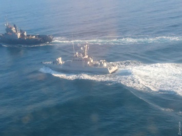 Украинские корабли проходят через Керченский пролив: российский "Дон" получил пробоину