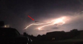 Жители Британии сняли на видео, как молния попала в V-образный НЛО
