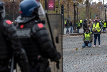 Черный дым, огонь, баррикады: появились свежие фото ''Майдана'' во Франции
