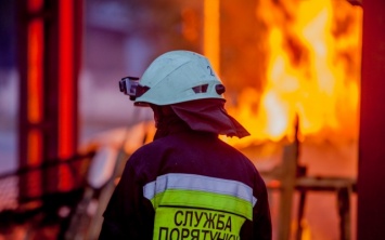 Пожар на Днепропетровщине: сотрудники ГСЧС тушили дом