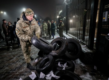 Файеры и шины: как под посольством РФ в Киеве проходила акция против агрессии в Азовском море