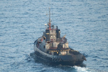 Захваченные россиянами корабли ВМС Украины перевозят в керченский порт