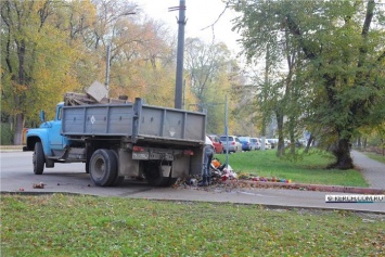 В Керчи разбирают импровизированный мемориал жертвам трагедии в политехе