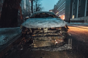 В сети появились фото и видео сгоревшего авто с дипломатическими номерами РФ