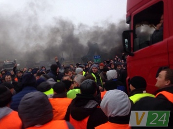 На Волыни протестующие евробляхеры устроили масштабную бойню с дальнобойщиками. Фото и видео