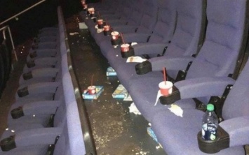 Грязный Днепр: горожане плюются и мусорят в кинотеатре