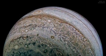 NASA разместило фото Юпитера с мощным ураганом