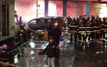 В Нью-Йорке автомобиль въехал в пешеходов