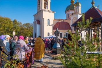 В храме Андрея Первозванного освятили звонницу в память о погибших в политехническом колледже